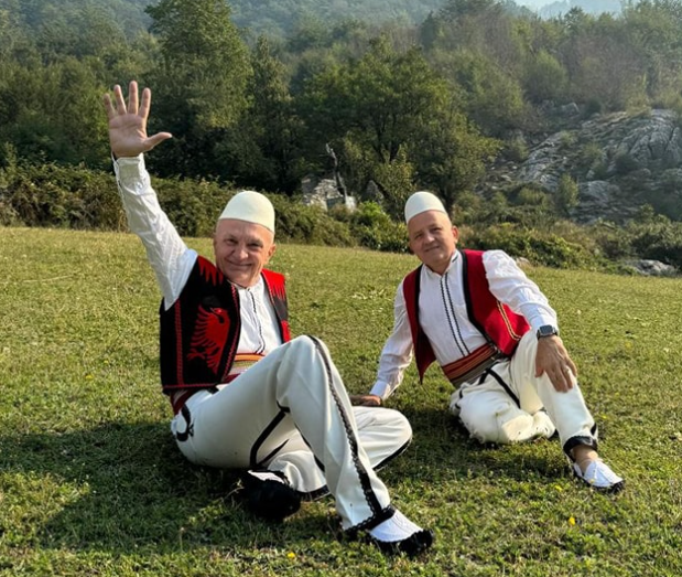 Meta shfaqet në veshje tradicionale tropojane, thotë se ruajtja e tyre është jetike