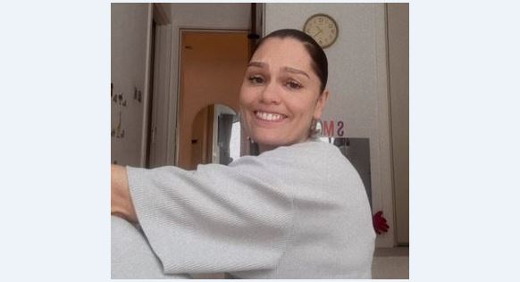 Jessie J me mimika komike këshillon vajzat e reja (VIDEO)