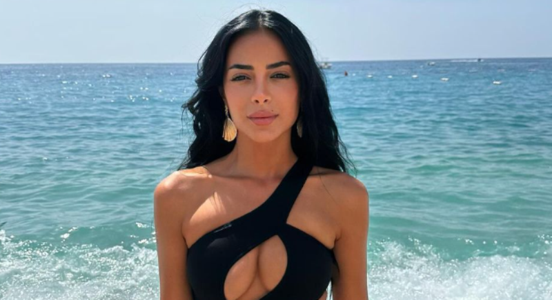 Kaderi po i shijon pushimet, shfaqet me bikini të zeza