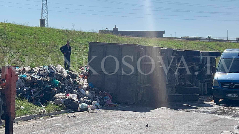 Detaje nga vetaksidenti i kamionit të pastrimit në Mazgit ku u lëndua shoferi