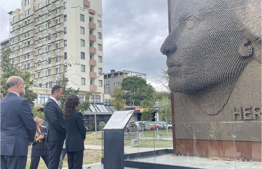 Spiropali dhe Konjufca bëjnë nderime para memorialit "Heroinat" në Prishtinë