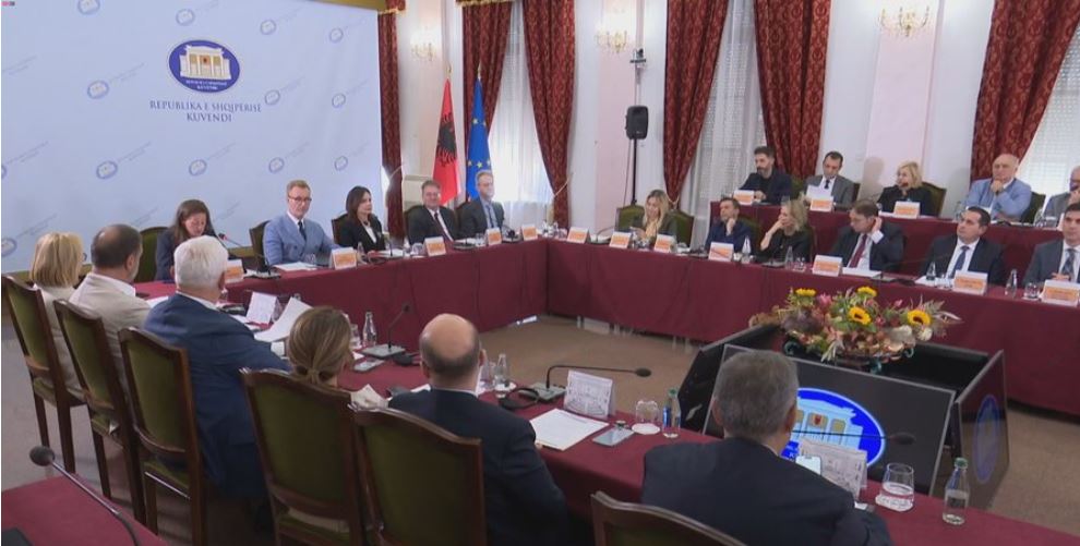 “Llogaridhënie e qeverisë, fuqizim i institucioneve të pavarura”, mesazhi i ShBA-së dhe Britanisë për Shqipërinë