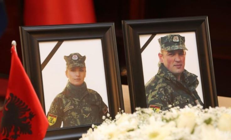 Vengu: Major Klodian Tanushi dhe nëntetare Zarife Hasanaj, ranë në krye të detyrës duke shërbyer me nder