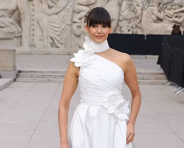Nina Dobrev, vezulluese në të bardha