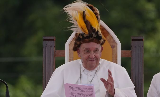 Papa Françesku viziton Papua Guinenë e Re, dërgon ton ilaçesh dhe instrumente muzikore