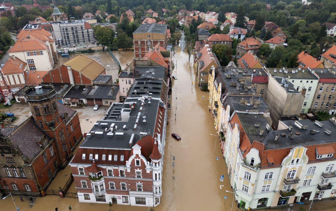 Polonia fortifikon qytetet ndërsa përmbytjet vdekjeprurëse godasin Evropën Qendrore