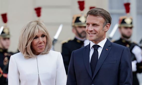 Gruaja e Macronit dëmshpërblehet me 8 mijë euro pas shpifjeve se ishte transgjinore