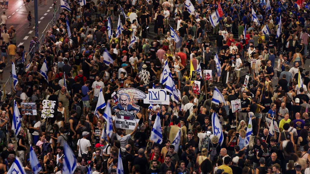 Izraelitët shpërthejnë në protestë për të kërkuar armëpushim pasi 6 pengje vdiqën në Gaza