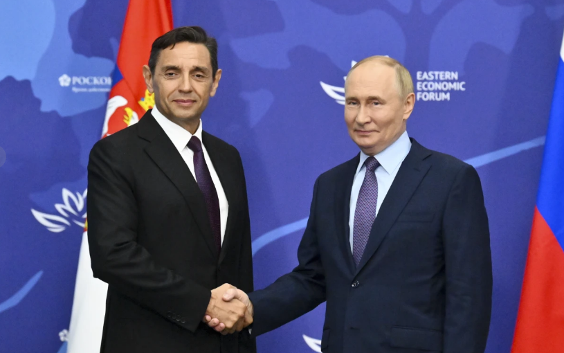 Zëri i Amerikës për takimin Vulin-Putin: Deri kur autoritetet serbe do ta “puthin dorën e perandorit”?