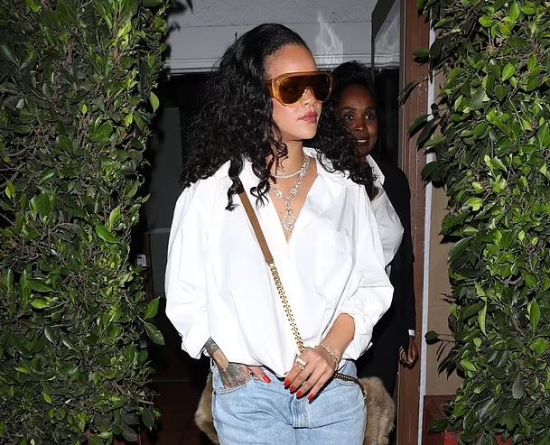 Rihanna ndërron pak stilin e veshjes