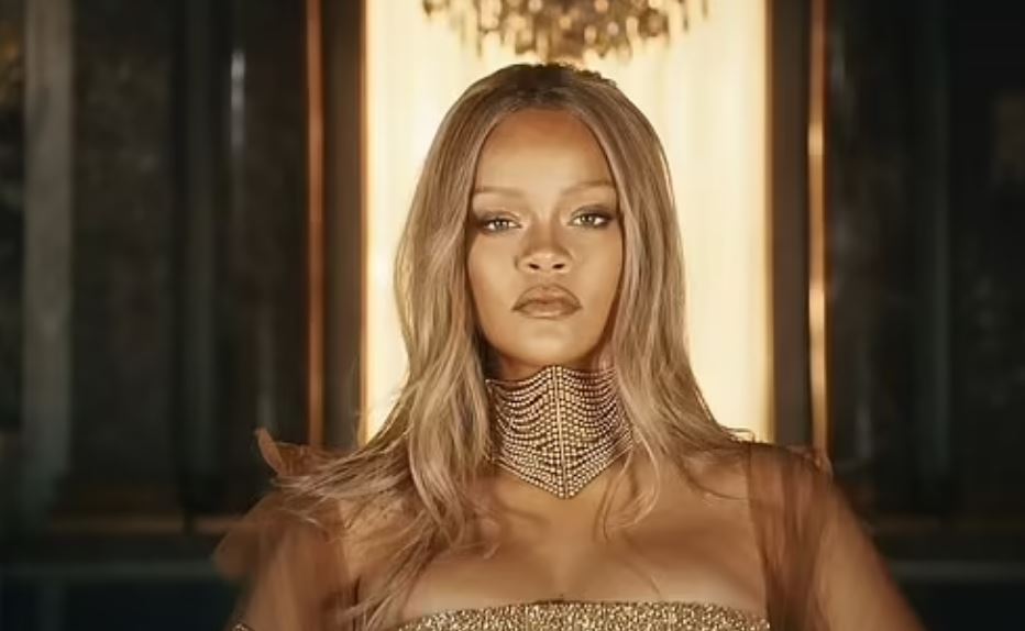 Rihanna vjen “e artë”