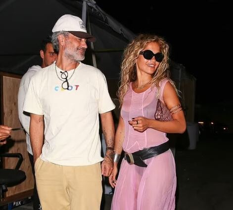 Rita Ora merr vëmendjen me fustanin transparent