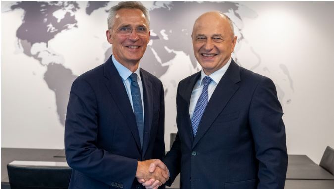 Geoana lë postin e dyshit të NATO-s për të garuar për president të Rumanisë