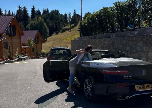 Xhuli reklamon makinën luksoze