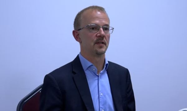 Zëdhënësi i Dhomave të Specializuara të Kosovës në Hagë, Michael Doyle
