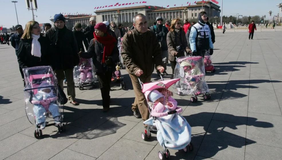 Kina po i jep fund birësimit të fëmijëve nga të huajt