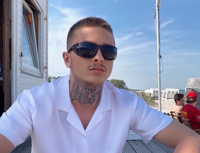 Fero ndaj një përkujtim me ndjekësit (FOTO)
