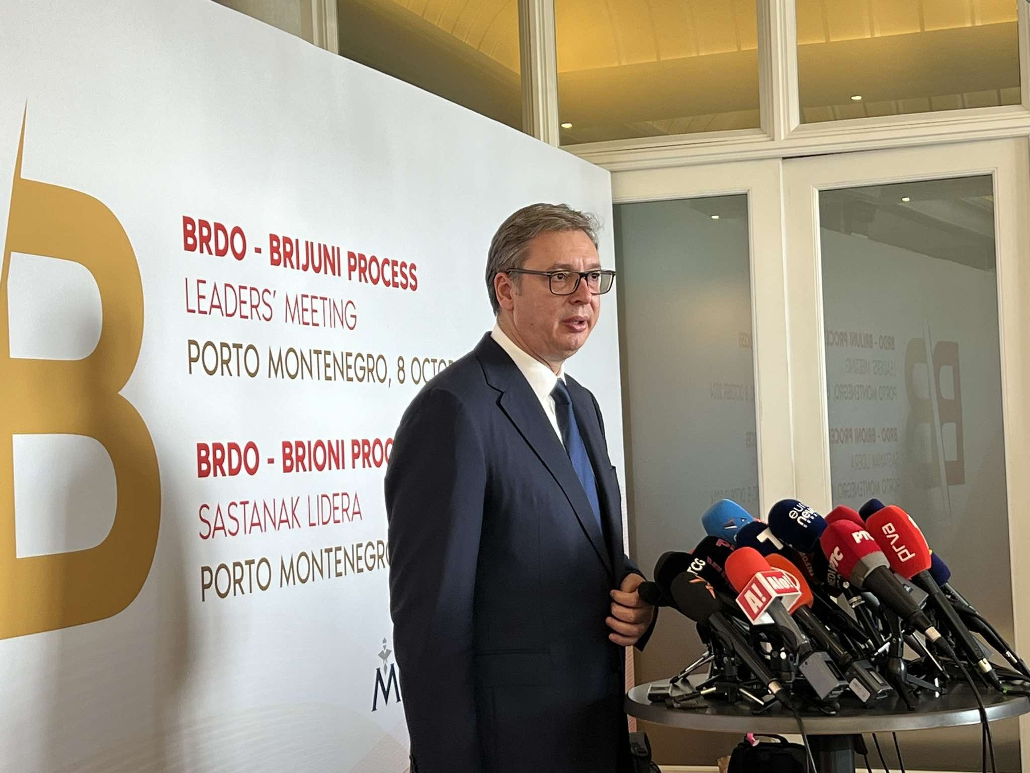 Vuçiq acarohet dhe fantazon nga pyetjet për Kosovën: Mos më provokoni, është territor i Serbisë