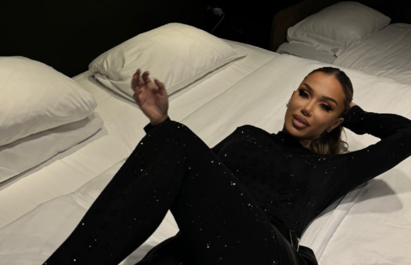 Adelina Tahiri publikon fotografi nga shtrati