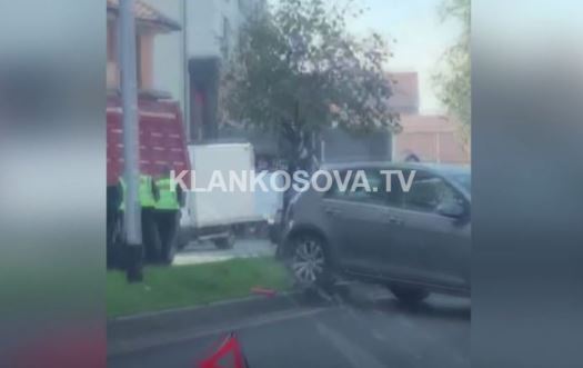 Aksident mes një kamioni dhe një veture në Fushë Kosovë