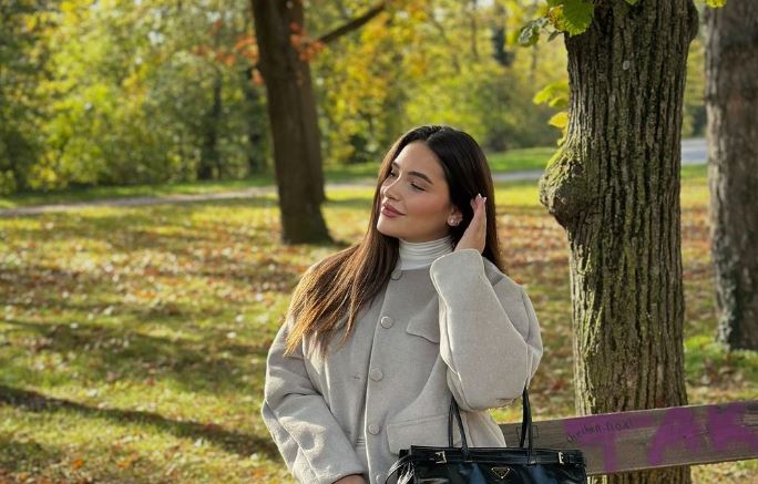 Alisa po e shijon shtatzëninë, ekspozon barkun e rrumbullakosur