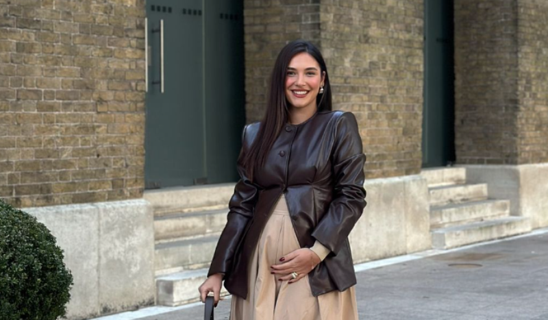 Alisa zgjedh veturën për të pozuar