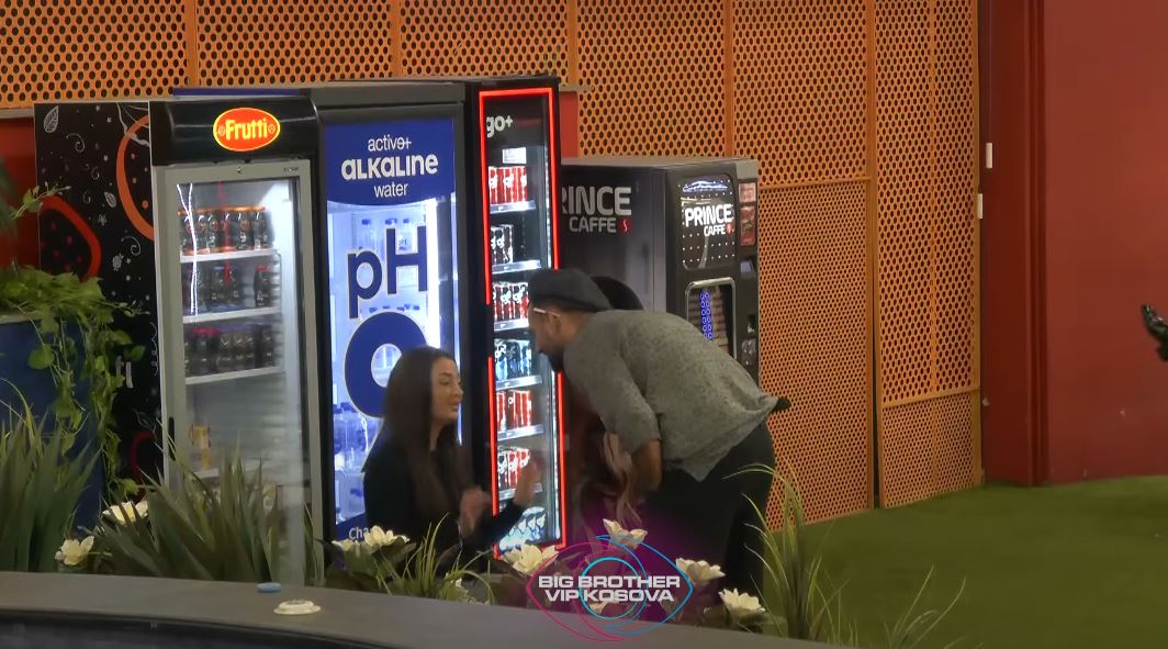 Ana ia shuan shpresat Kevinit: Jemi vetëm shokë (VIDEO)