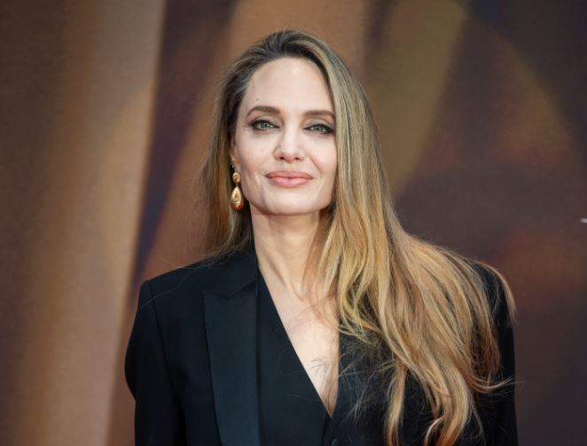 Angelina Jolie, një bukuri që nuk 'vyshket'