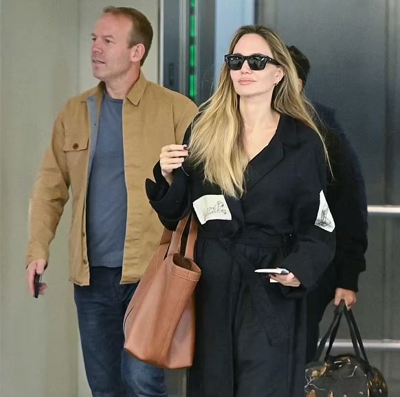 Angelina Jolie shfaqet plot stil dhe nga aeroporti