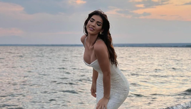 Arbenita Ismajli vesh fustanin e bardhë