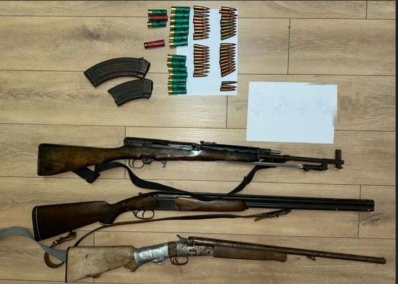 Arrestohen dy persona të dyshuar, sekuestrohet një armë zjarri