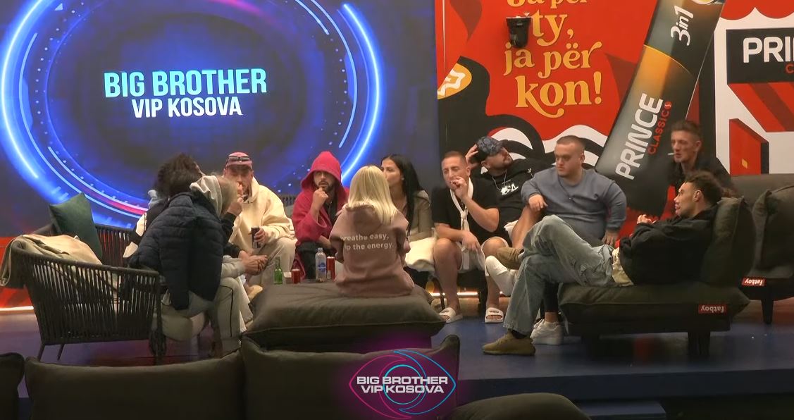 Banorët mblidhen në oborr dhe luajnë lojën me shkronja (VIDEO)