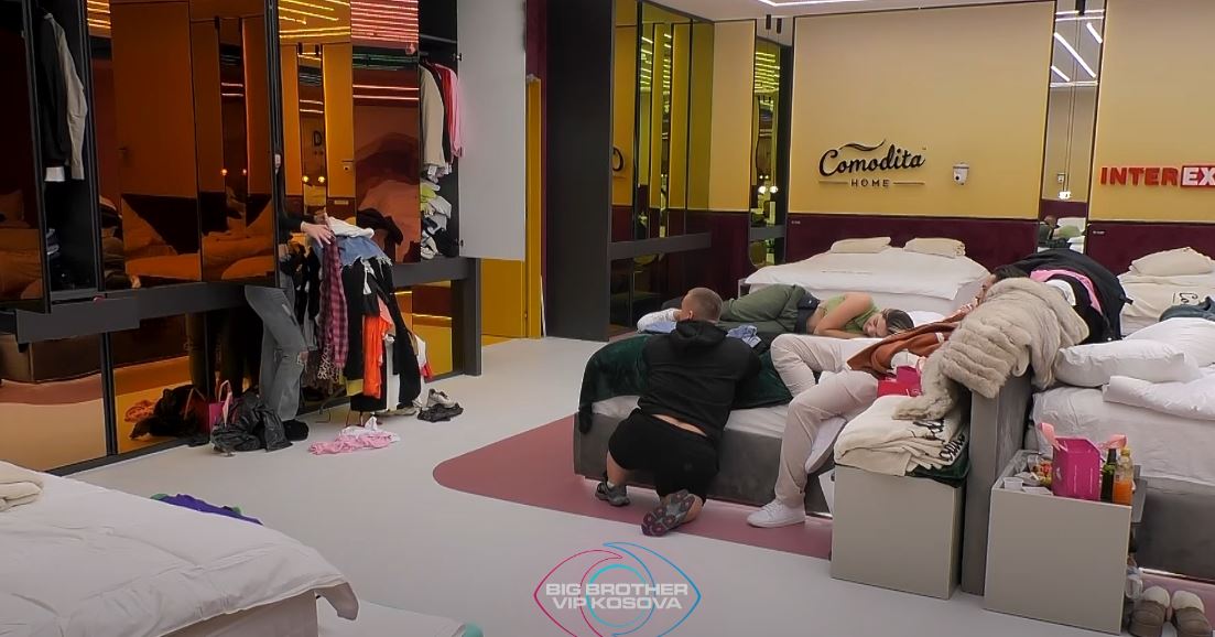 Ana ia dhuron pizhamet Burimit: Jo zemër, veç një këmbë më hyn në to (VIDEO)