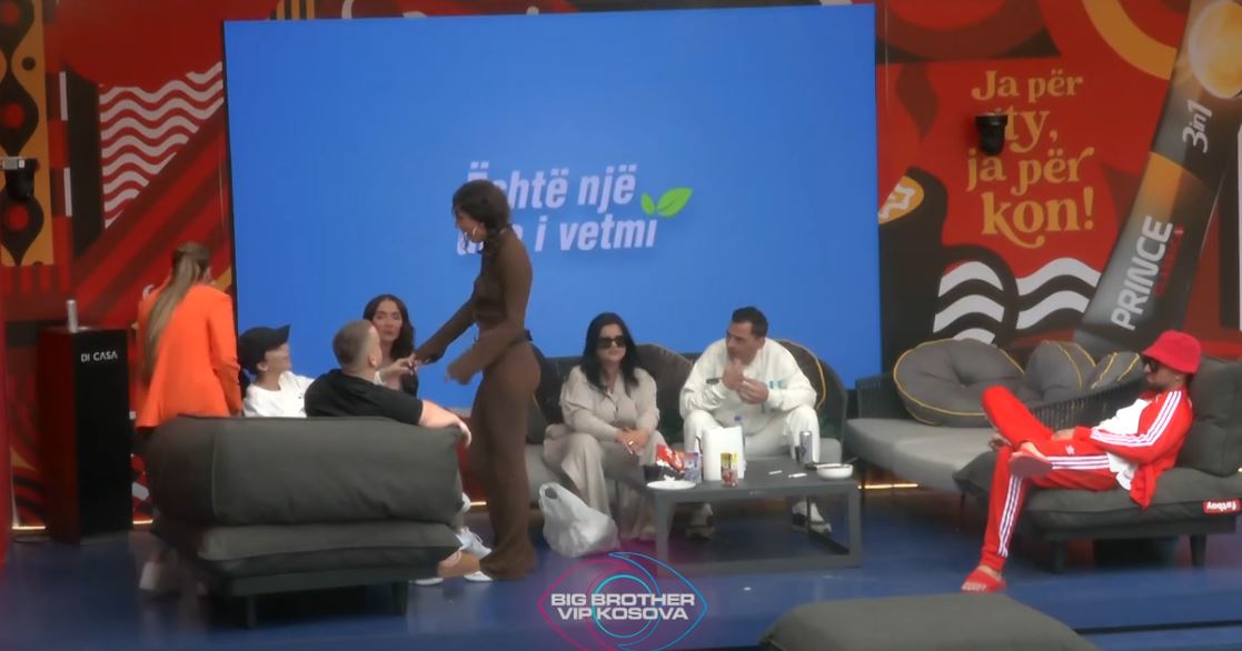 Burimi rrethohet nga vajzat, flirton me të gjitha (VIDEO)
