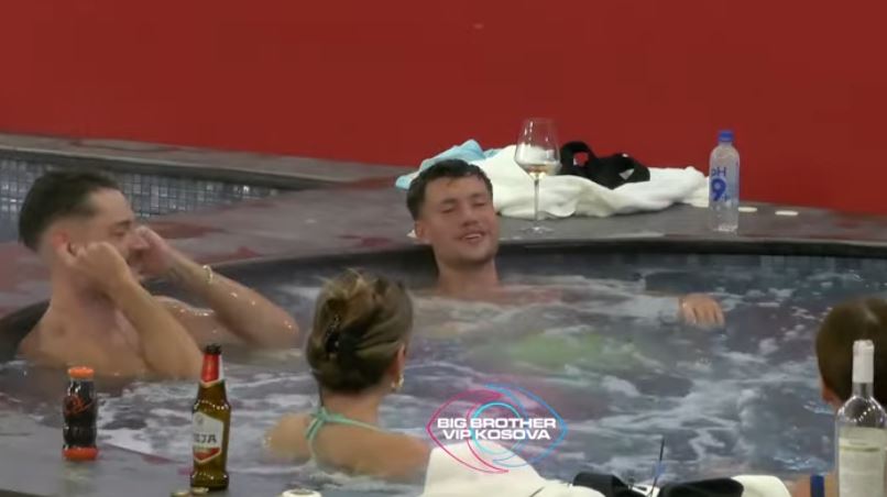 "Lulet që m'i kanë dhënë kanë vdekur", banorët rrëfejnë se sa herë kanë rënë në dashuri