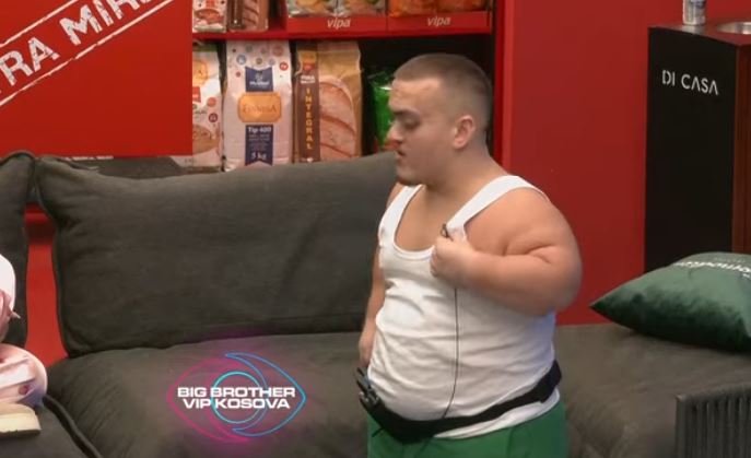Burimi tregon momentin prekës të natës së parë rreth videos së babait të tij, të gjeneruar nga AI