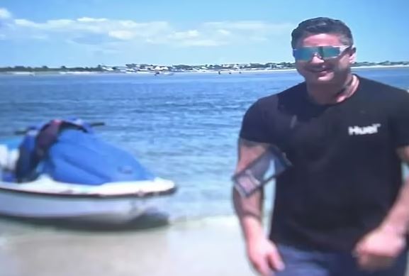 Vdiq duke tentuar të shpëtojë një djalosh dhe nënën e tij nga mbytja në oqean