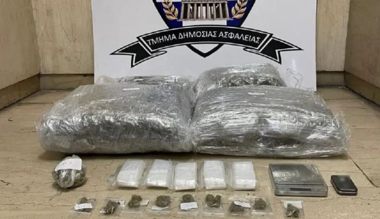 Arrestohen shqiptari dhe greku në Athinë, poseduan mbi 7 kilogramë marihuanë