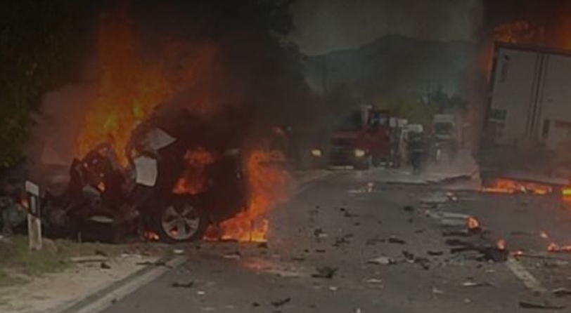 Dyshohet për tre të vdekur si pasojë e shpërthimit të zjarrit nga përplasja e dy automjeteve në Maqedoni