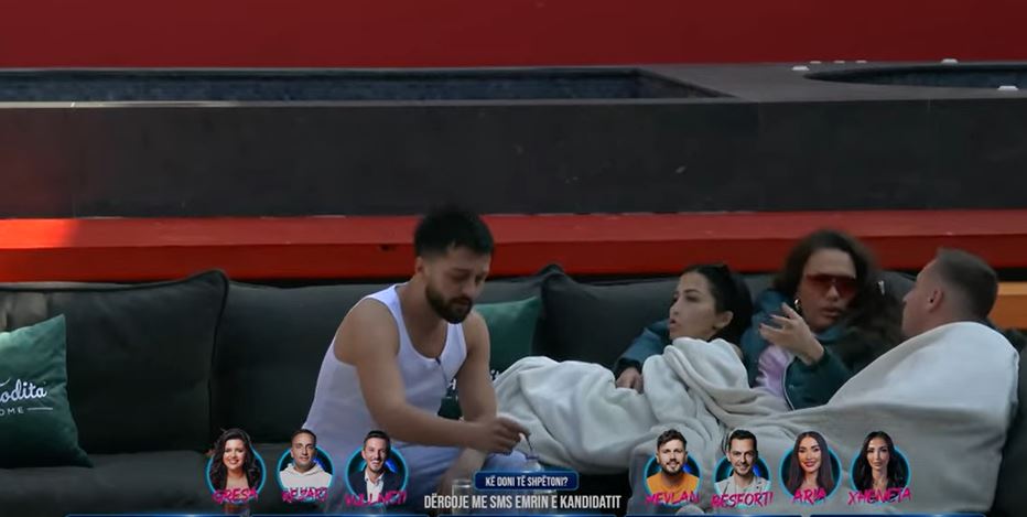 Drenusha ngacmon Xhenetën për gjoksin e saj: Vajza ime i ka sa të tuat (VIDEO)