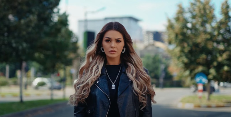 Fifi publikon këngën “Nuk paska ma keq”