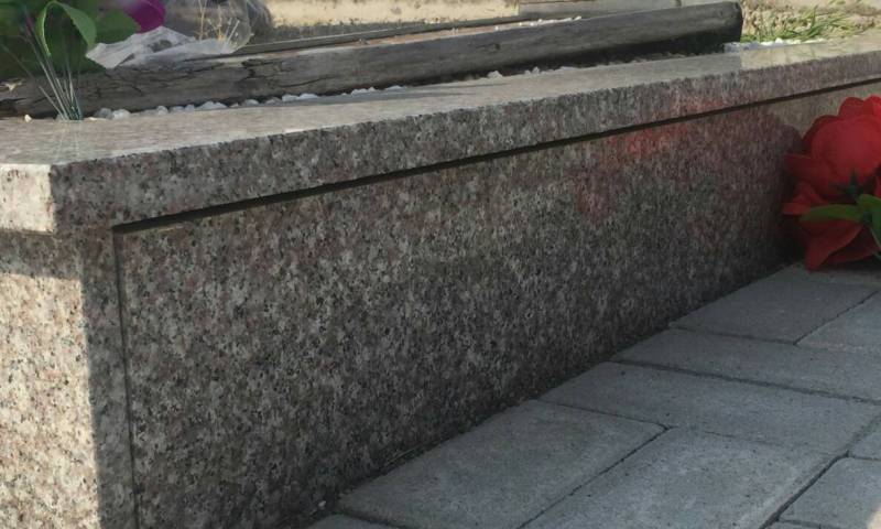 Dëmtohet pllaka e një varri në Miradi të Epërme