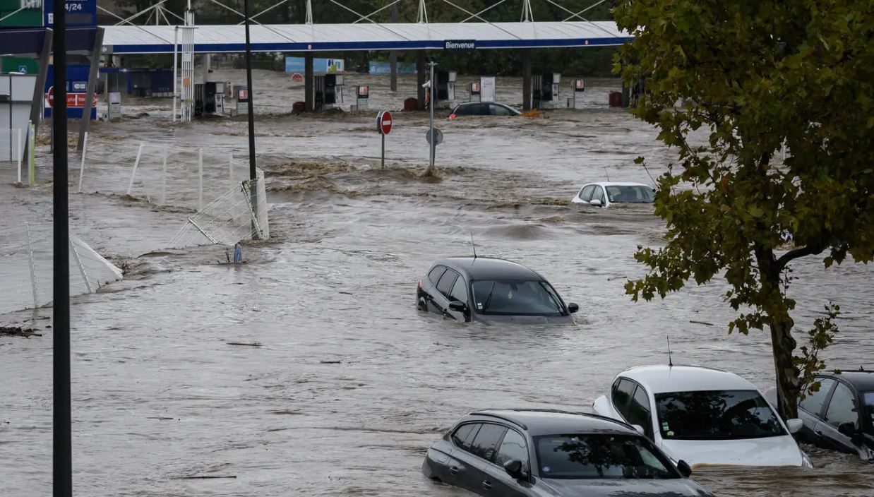 Franca zihet në befasi nga reshjet e dendura