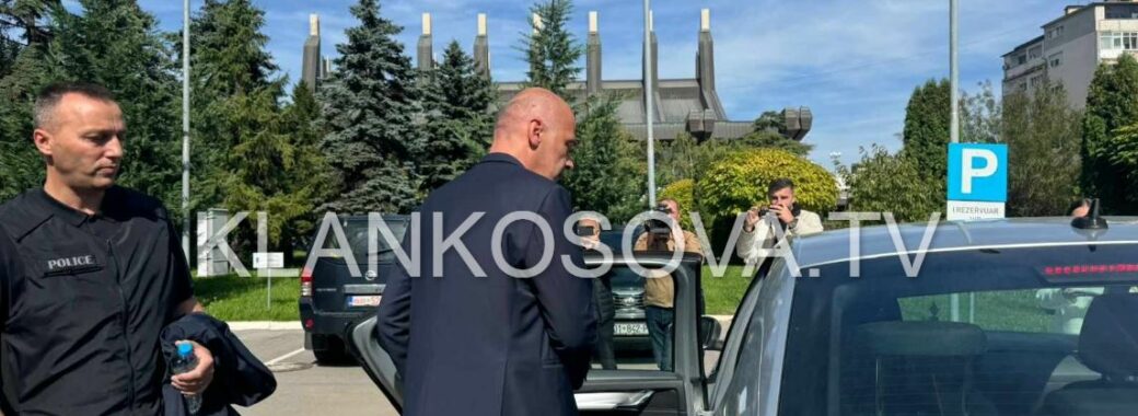 Izedin Bytyqi, sekretari i Përgjithshëm Ministrisë së Mjedisit, Planifikimit Hapësinor dhe Infrastrukturës, është larguar nga objekti i kësaj ministrie.