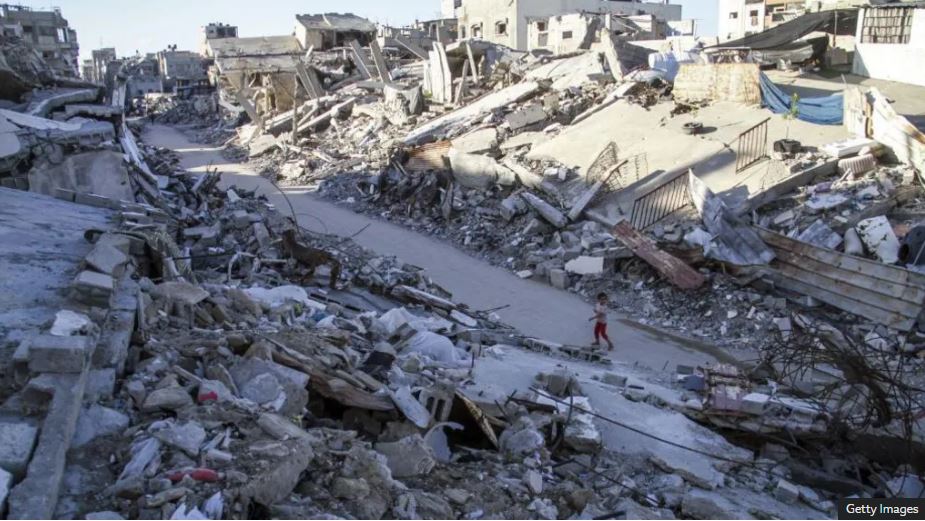 Rrënojat në një rrugë në Jabalia në fillim të muajit tetor, 2024. Foto: BBC