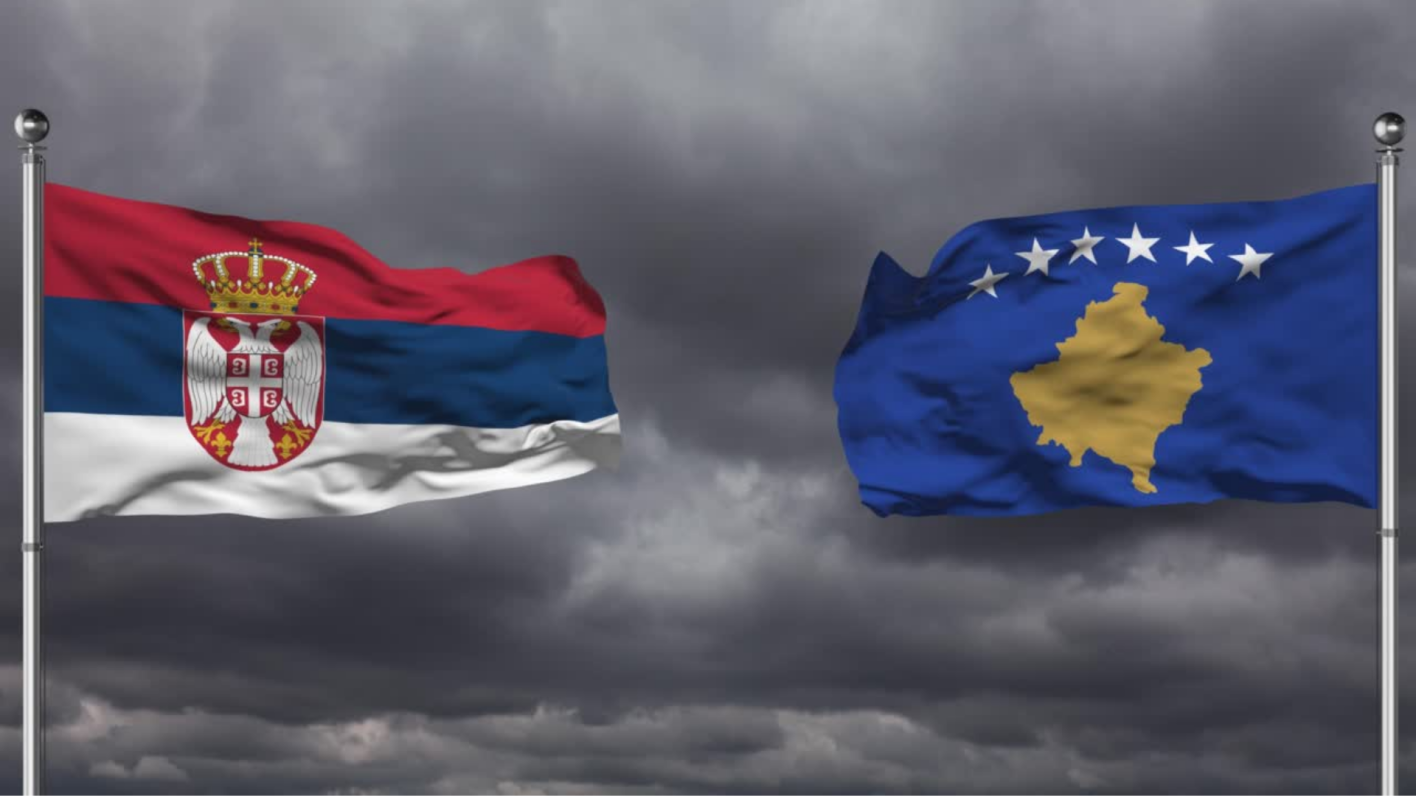 Foto ilustruese: Flamuri serb (në të majtë) dhe ai kosovar (në të djathtë).