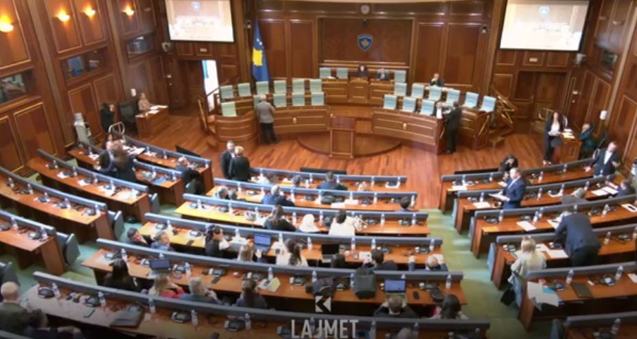 Polemikat në Kuvend: Raporti i progresit u “ndryshua” me AI (VIDEO)