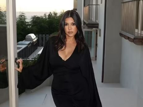 Kourtney Kardashian merr vëmendjen në të zeza
