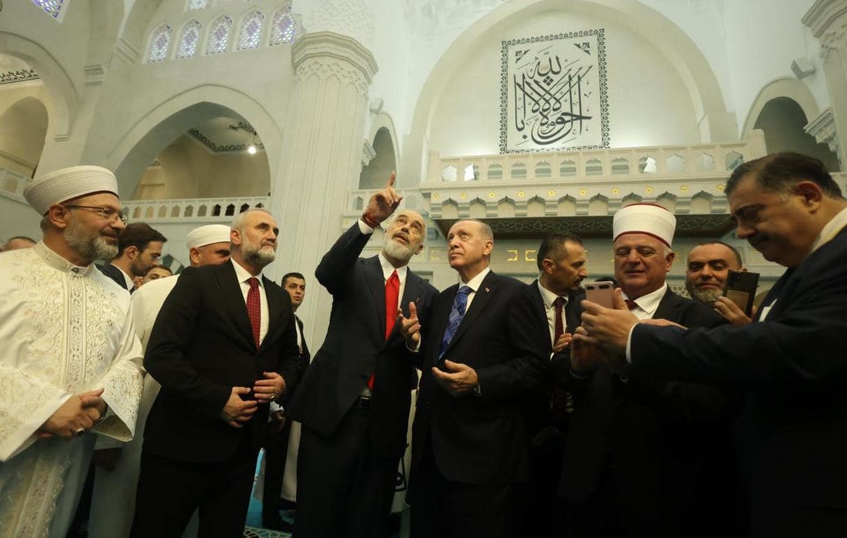 Rama ndan fotoalbumin e vizitës së Erdoganit në Tiranë