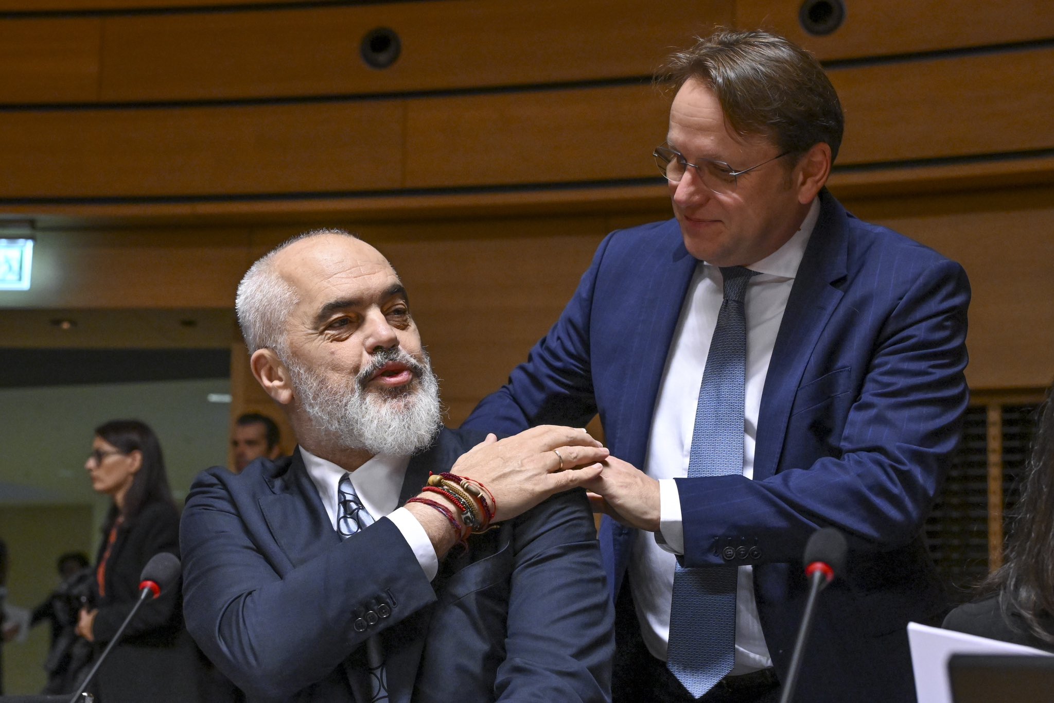 Varhelyi: Shqipëria përmbushi reformat e kërkuara me vendosmëri